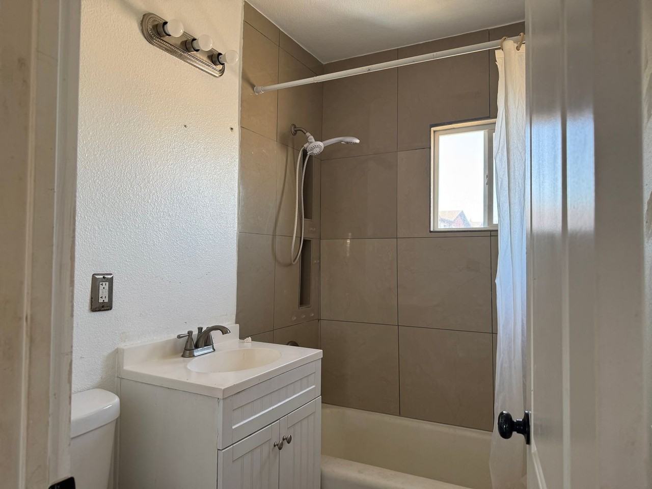 472 Hunter Dr - Photo 5 of 7