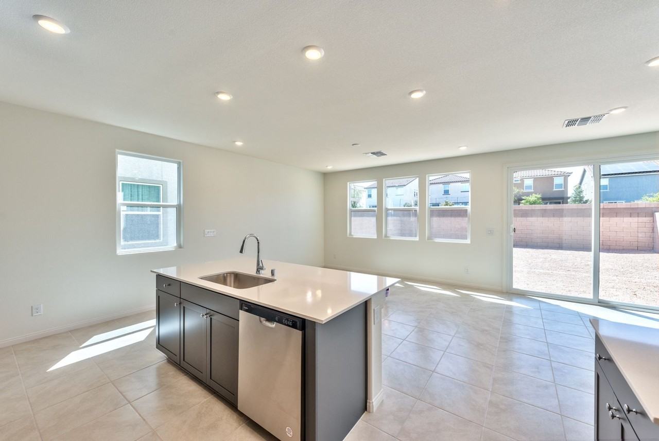 10167 Glowing Amber St - Photo 4 of 14