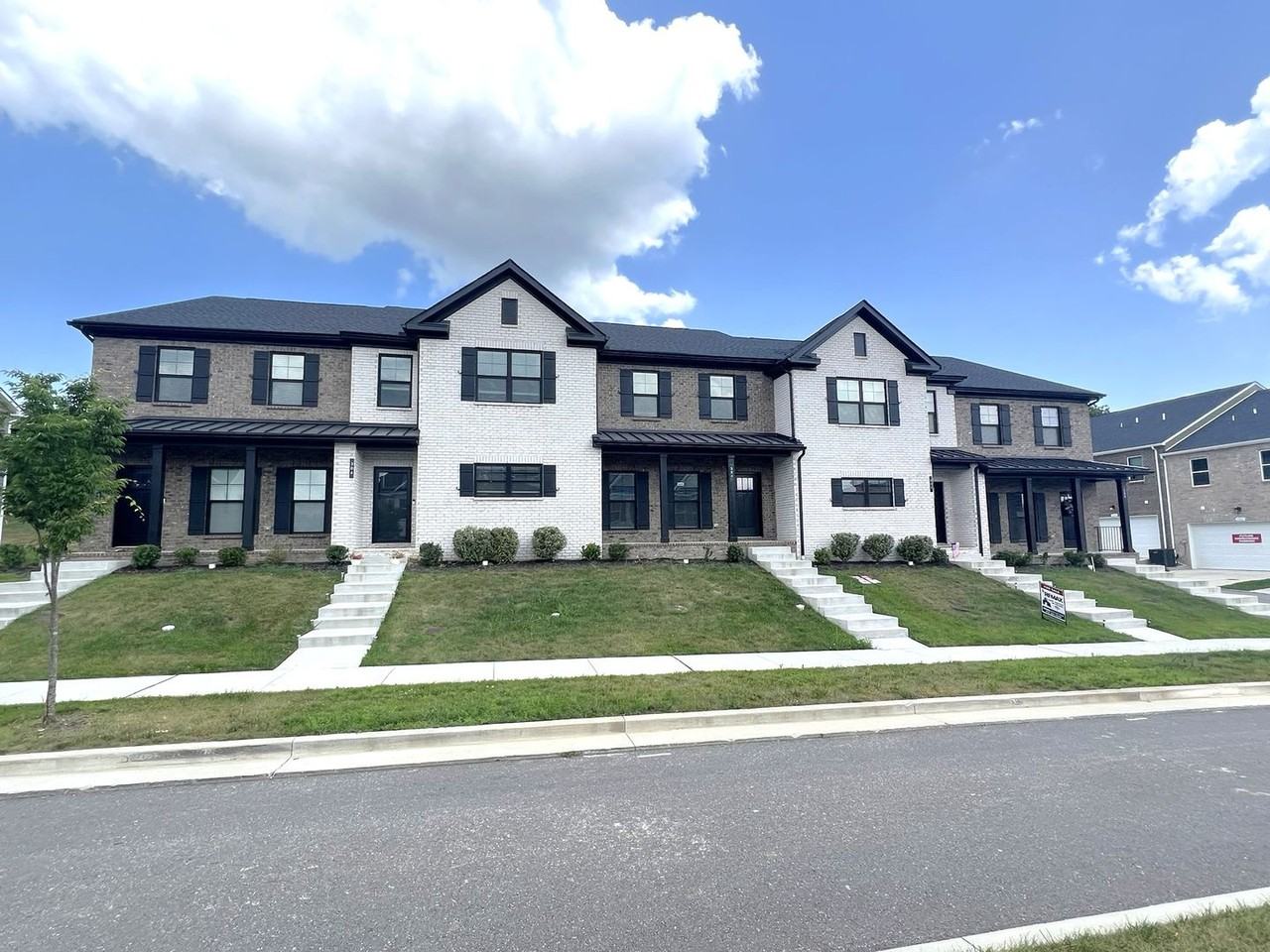 304 Lynwood Station Blvd - Photo 2 of 28