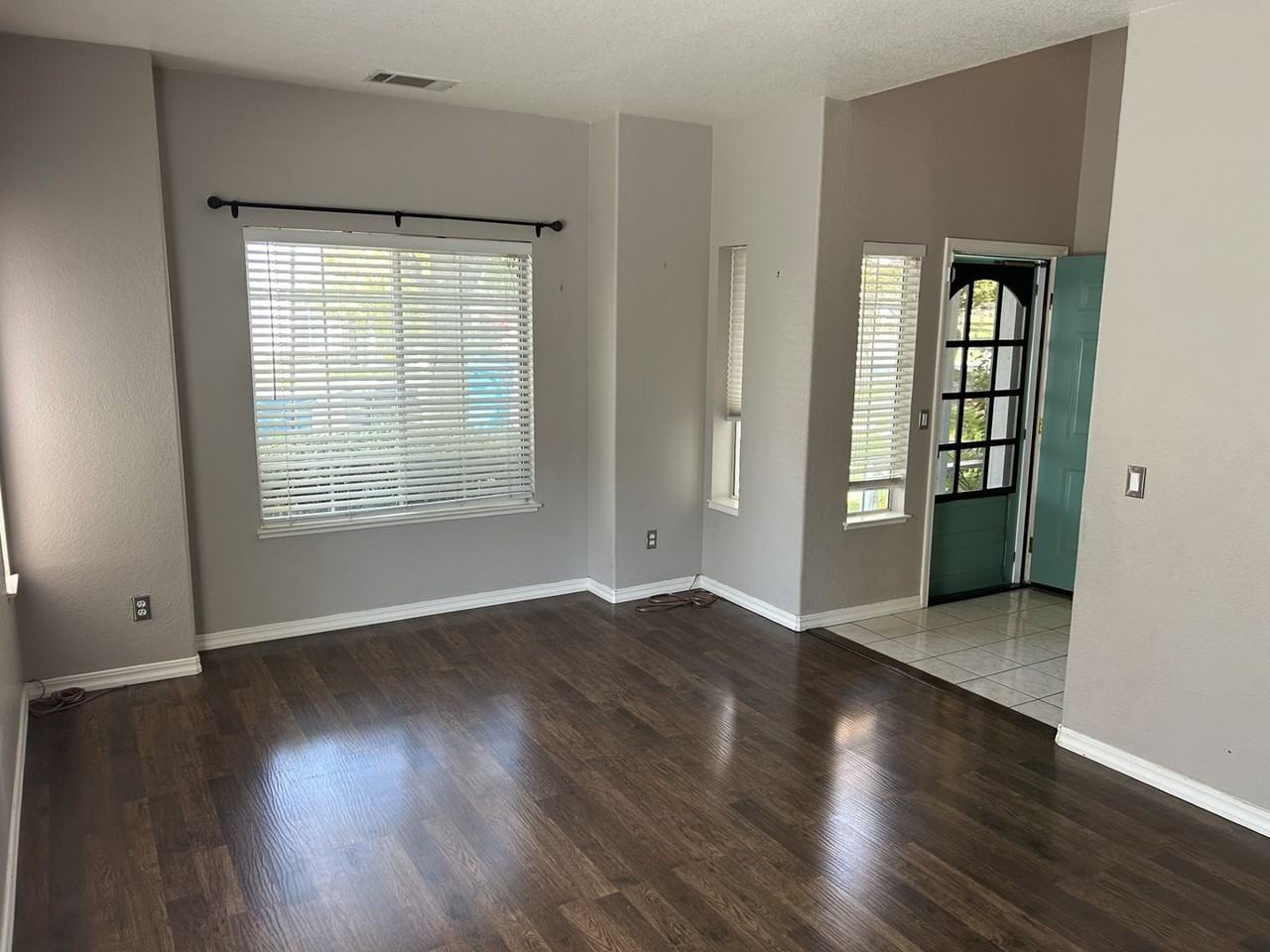 1911 Alpine Ct - Photo 4 of 33