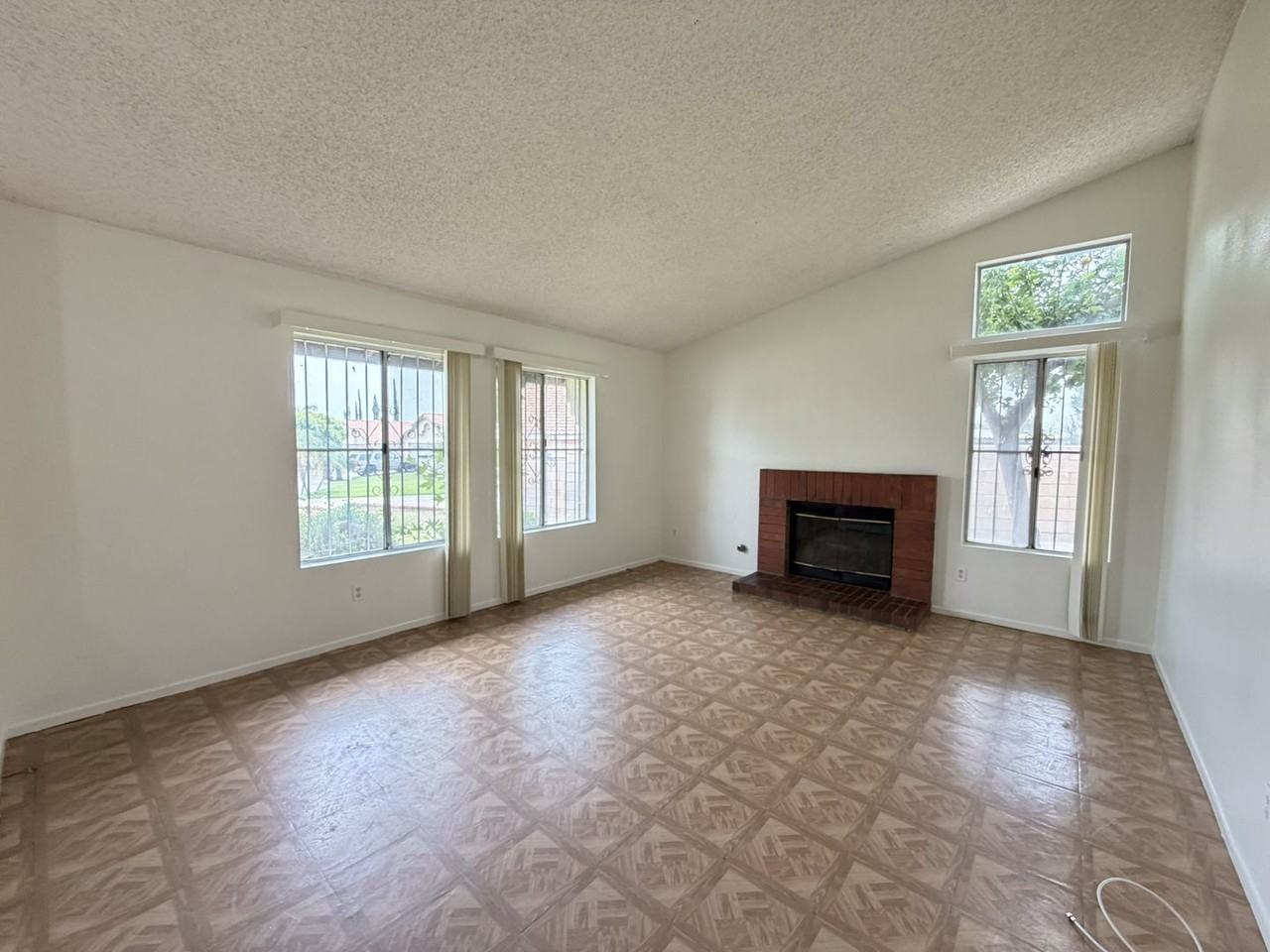 560 S Quince Ave - Photo 2 of 20