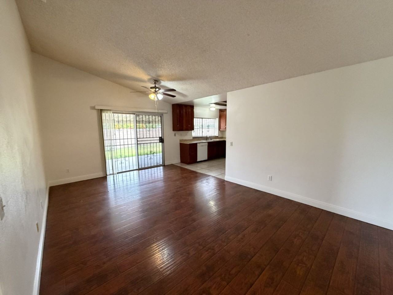 560 S Quince Ave - Photo 4 of 20