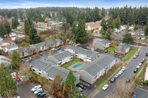 featured image of 15994 E Burnside St
