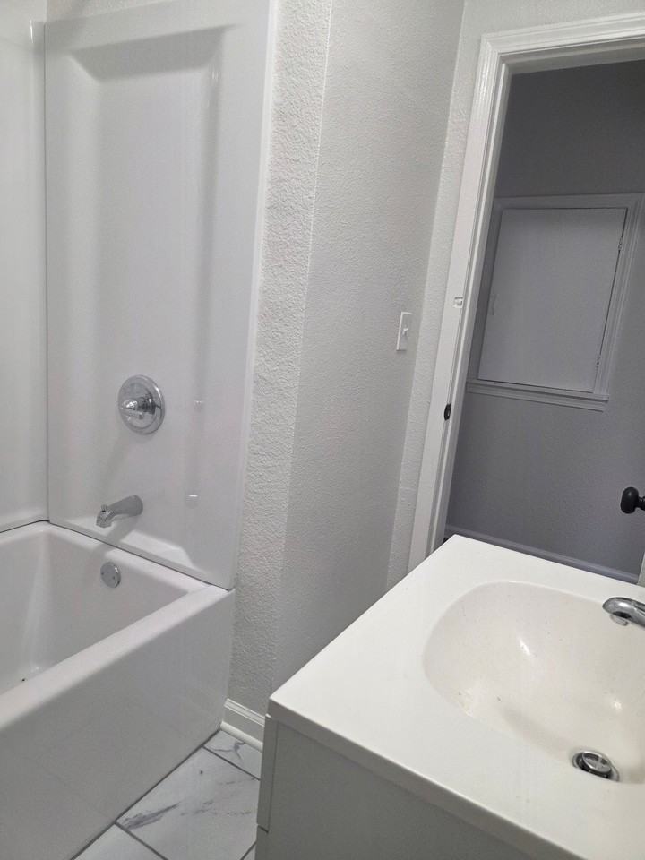 6210 Agnes Ave - Photo 7 of 11