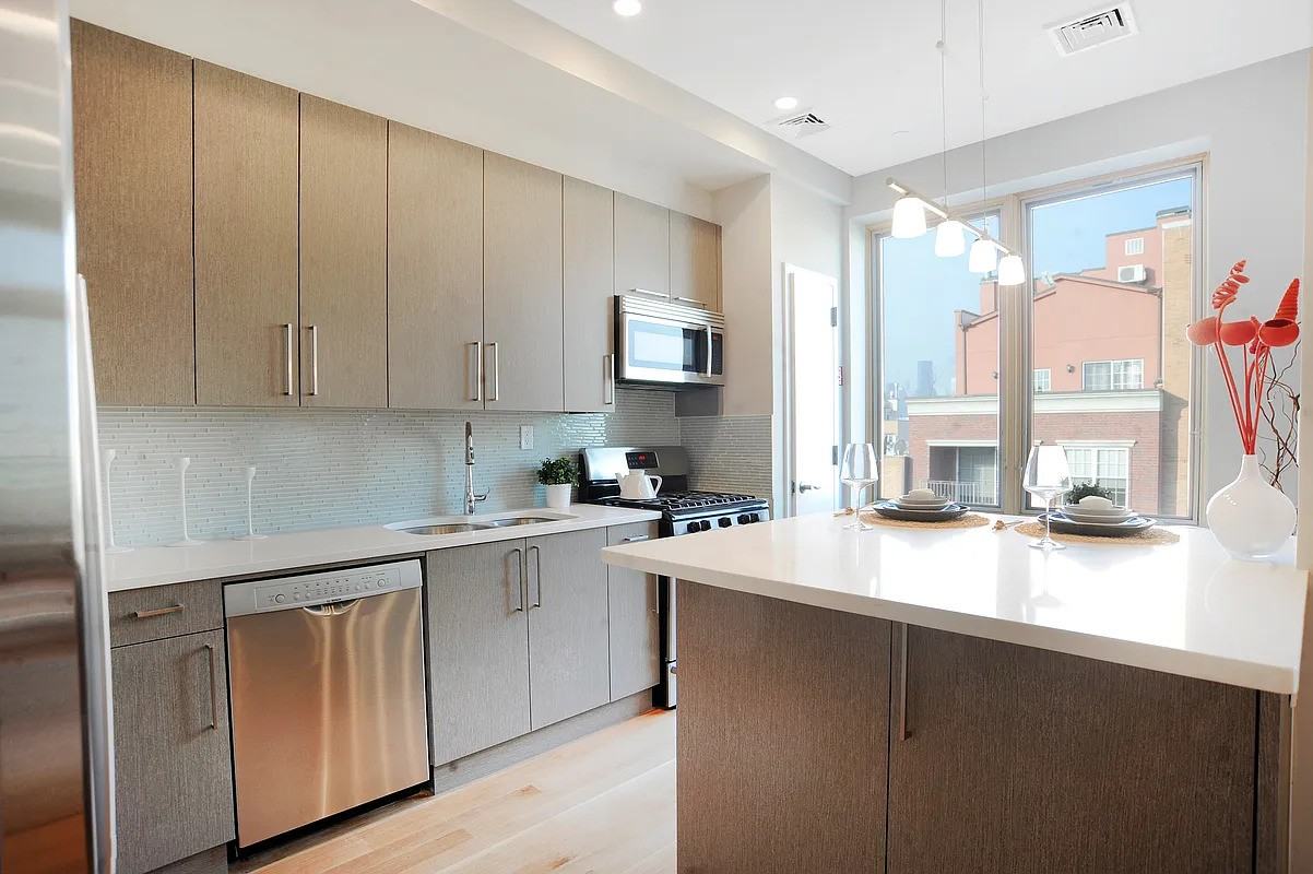 186 India St #7 - Photo 4 of 13