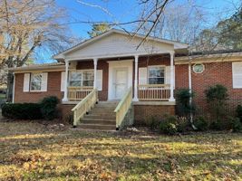 featured image of 2224 Golf Club Ln