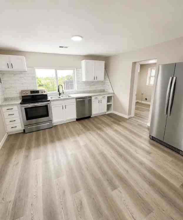 1215 San Pedro St - Photo 2 of 6