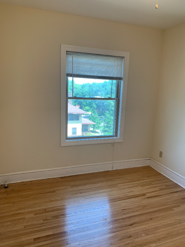 145 Chatsworth St S #207 - Photo 7 of 10