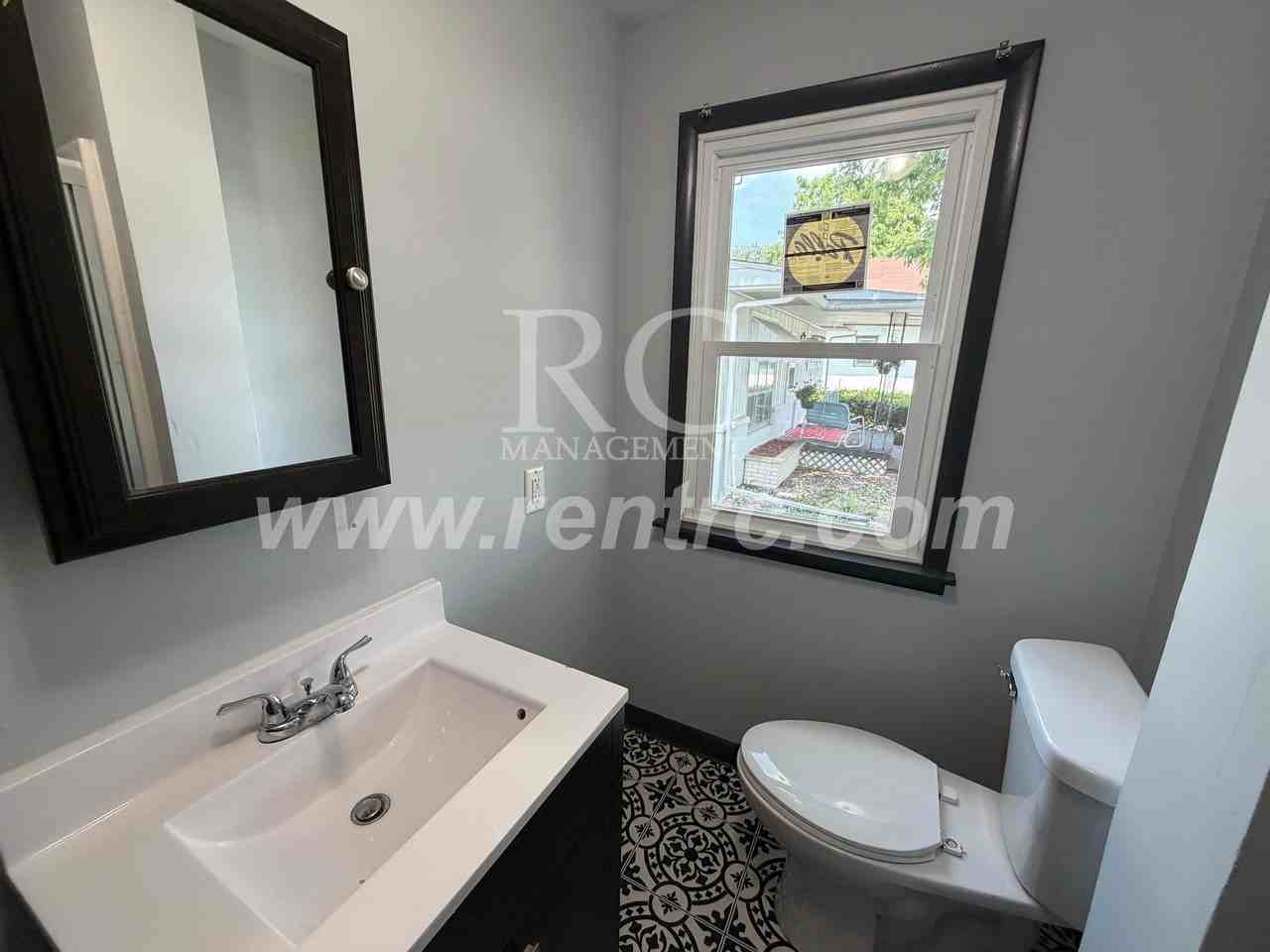 1212 Robinson St - Photo 5 of 13