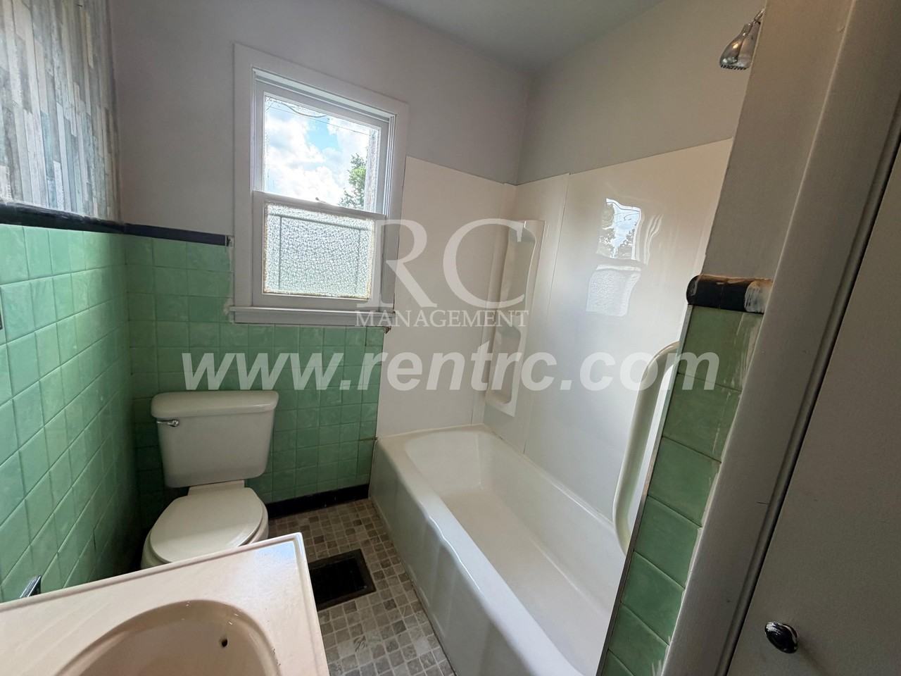 629 Commercial St - Photo 4 of 13