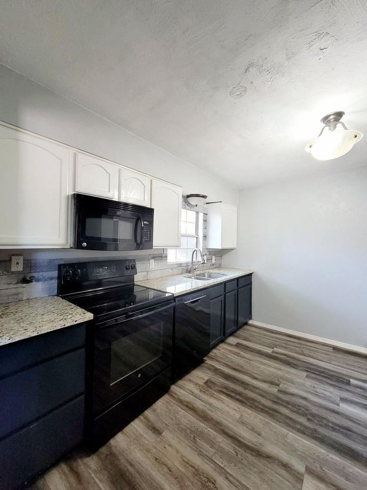 112 N Walnut St - Photo 3 of 18