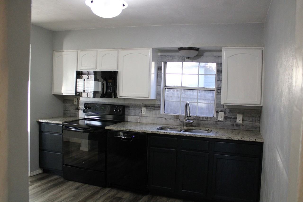 112 N Walnut St - Photo 6 of 18