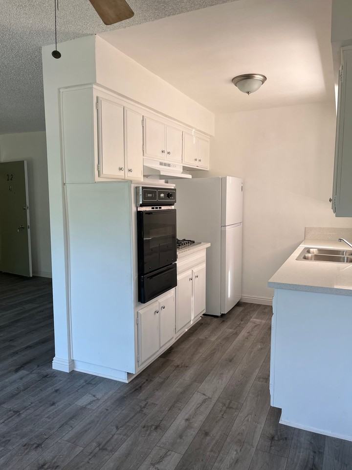 537 N El Molino Ave #22 - Photo 7 of 13