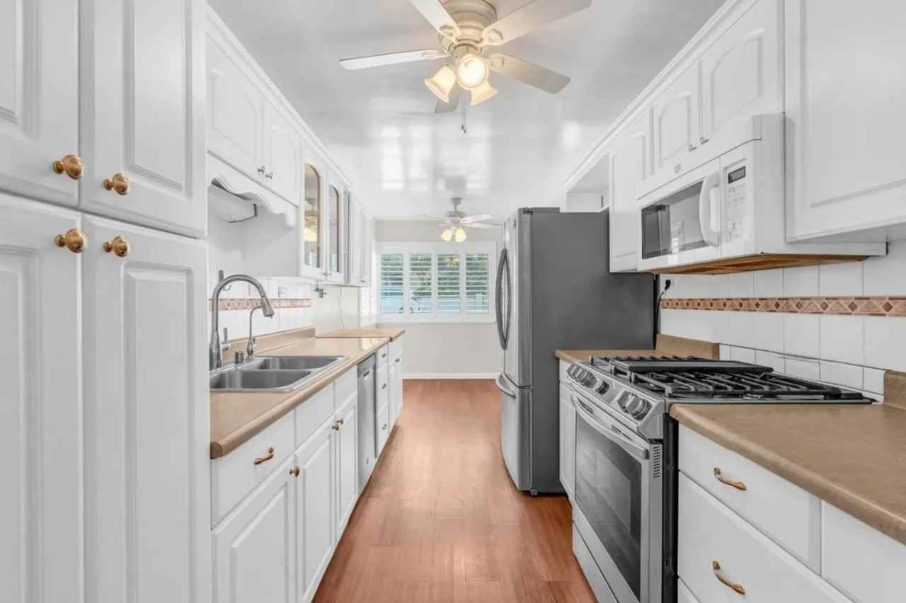 1425 Luxton St - Photo 2 of 6