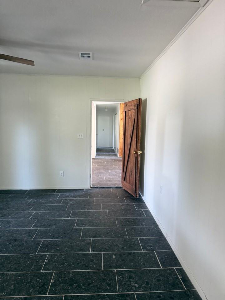 705 Pillar St - Photo 2 of 20