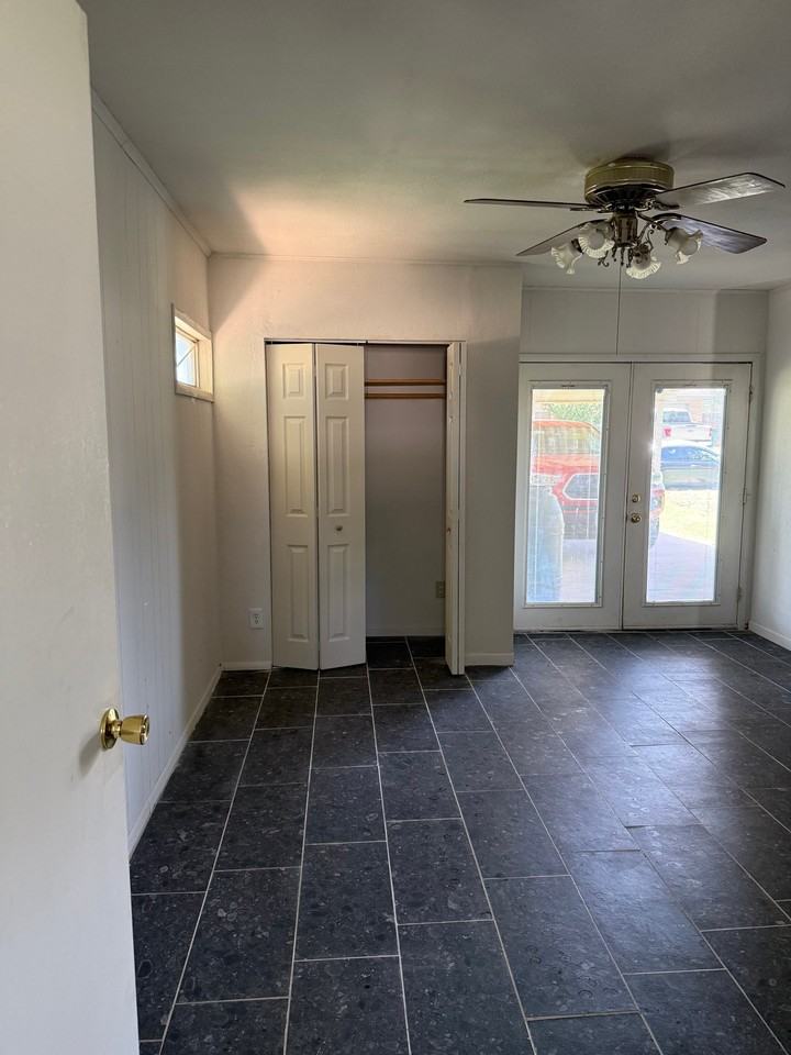 705 Pillar St - Photo 4 of 20