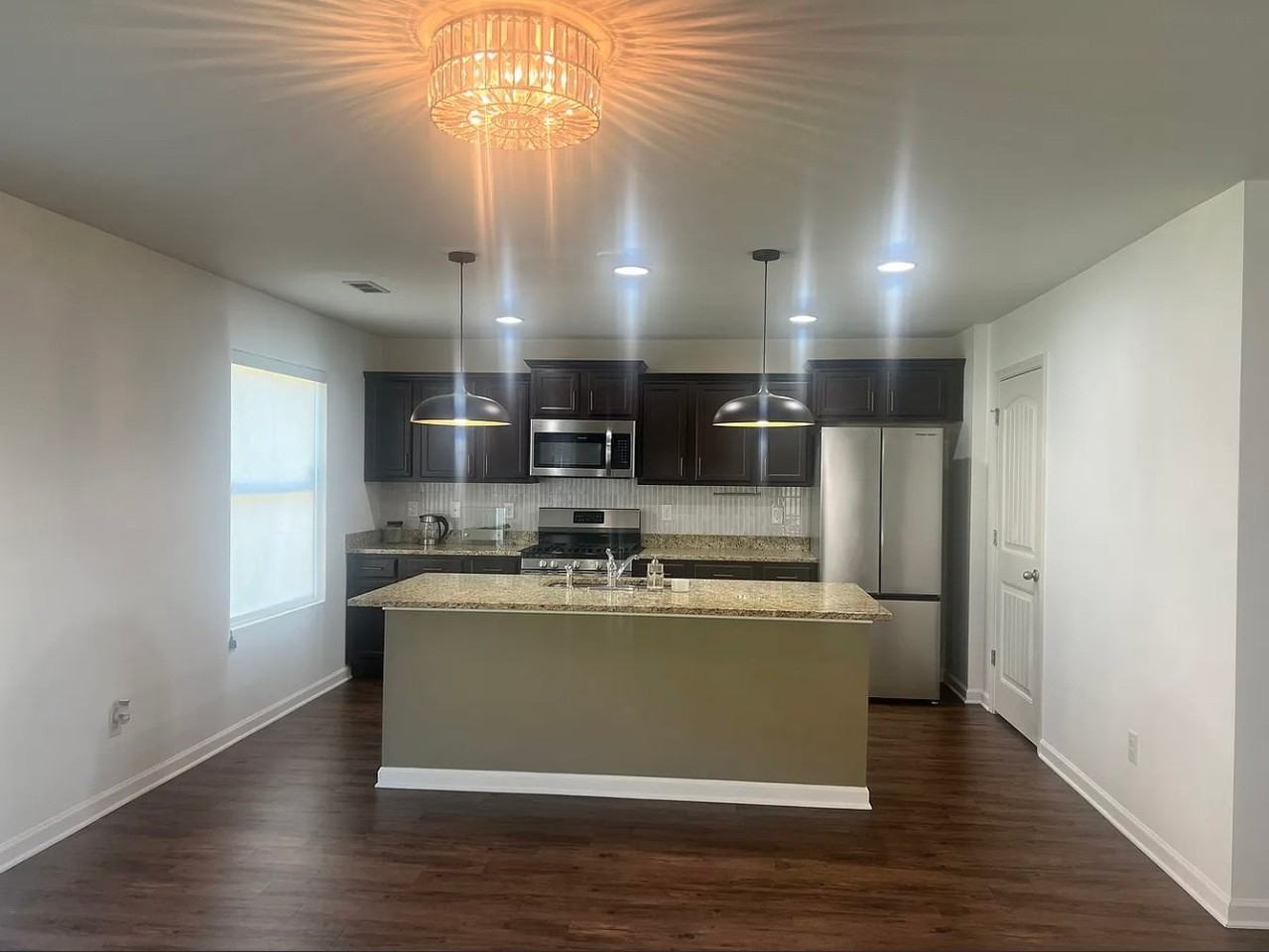 4599 Woodford Cir - Photo 5 of 18