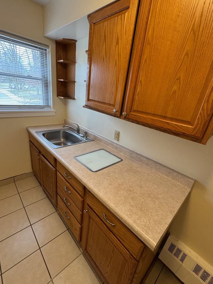869 Saint Paul Ave #1 - Photo 4 of 16