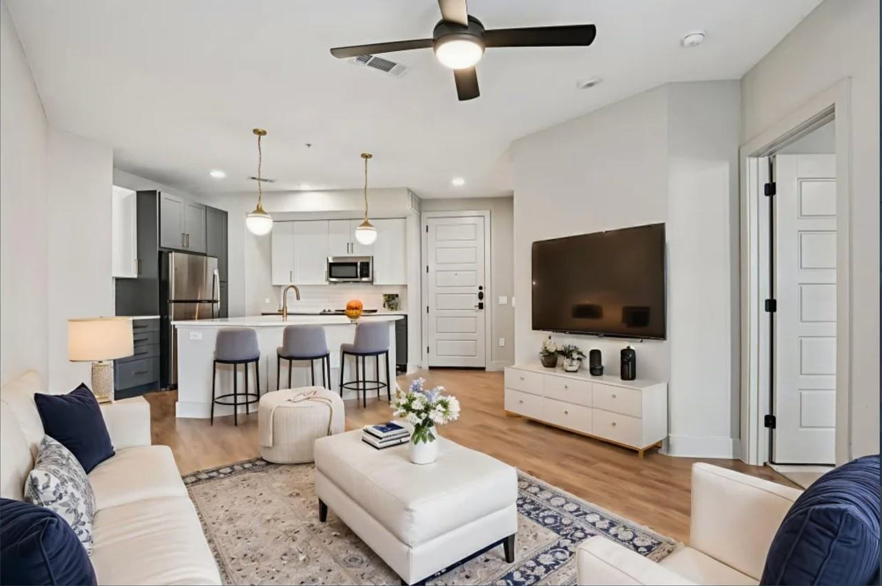 111 W Davis St #2425 - Photo 4 of 20