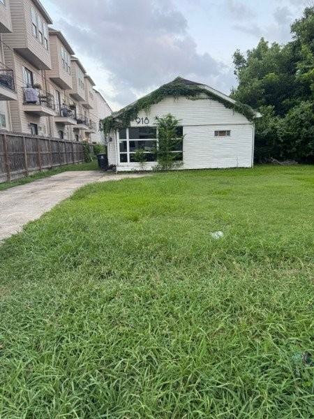 918 W 18th St - Photo 3 of 4