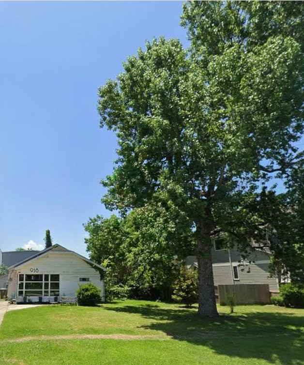 918 W 18th St - Photo 4 of 4