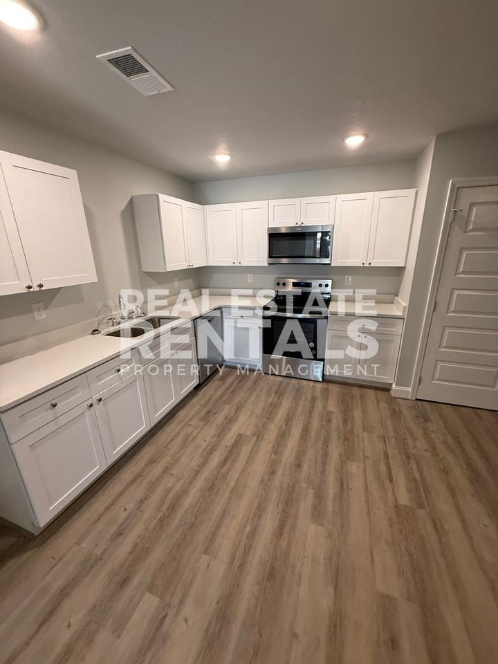 Hollingsworth Apartments - Photo 2 of 6