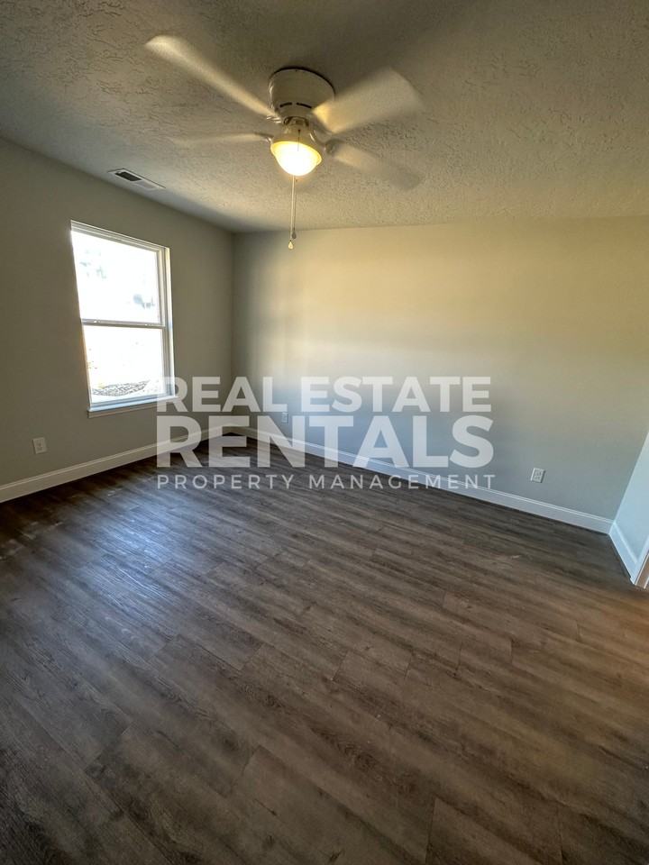 Hollingsworth Apartments - Photo 3 of 6