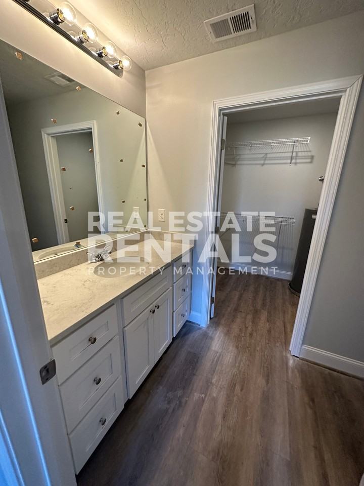 Hollingsworth Apartments - Photo 4 of 6