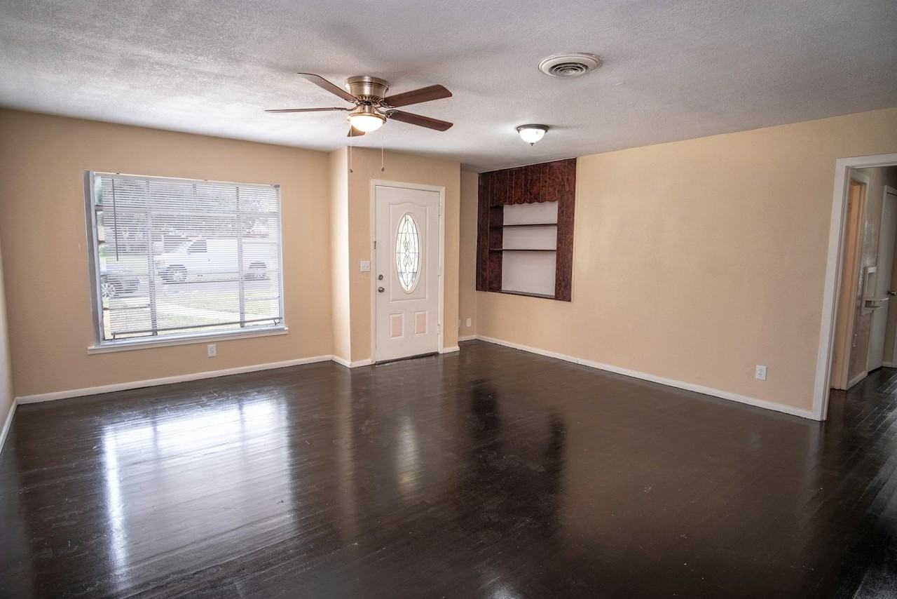 406 Como Street - Photo 5 of 17