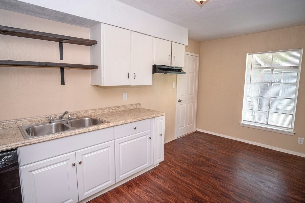 406 Como Street - Photo 7 of 17