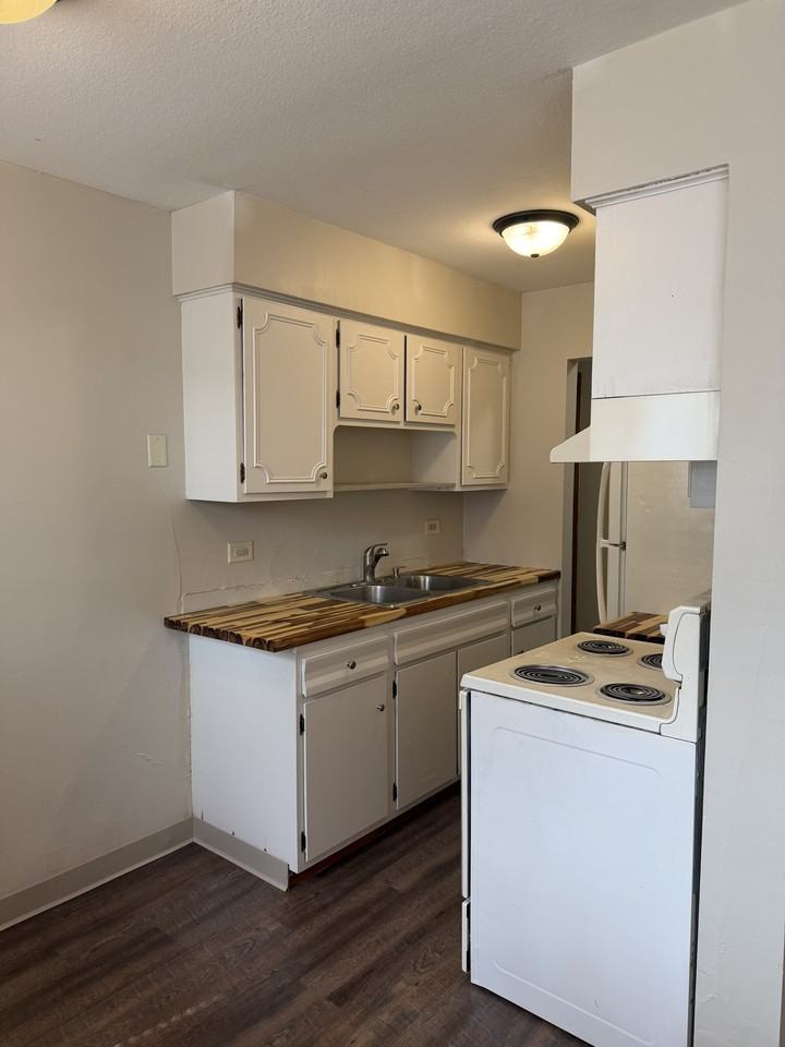 3636 Minnehaha Ave - Photo 2 of 8