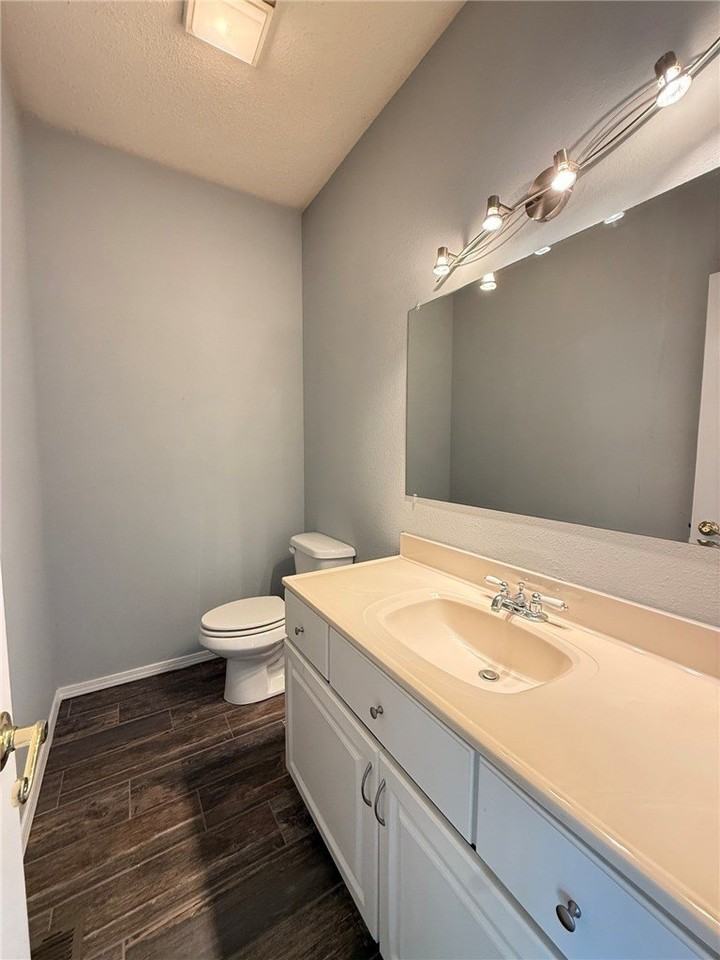 18033 Broadview Dr - Photo 4 of 33