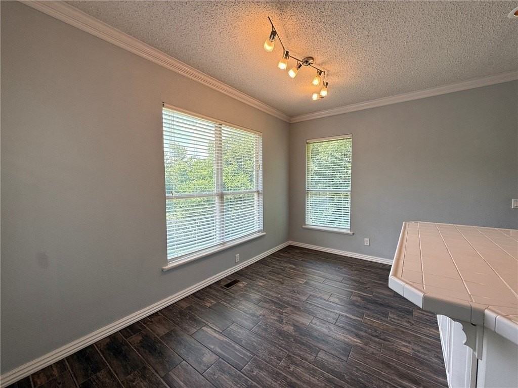 18033 Broadview Dr - Photo 5 of 33