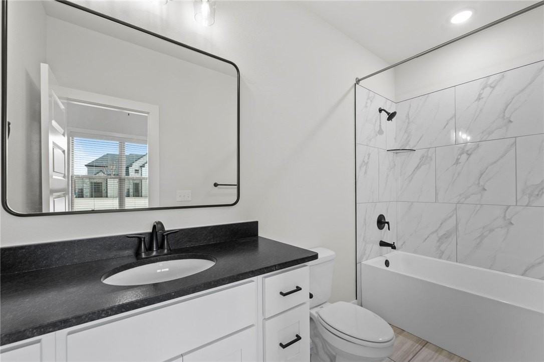 1110 Montieri Dr - Photo 4 of 37