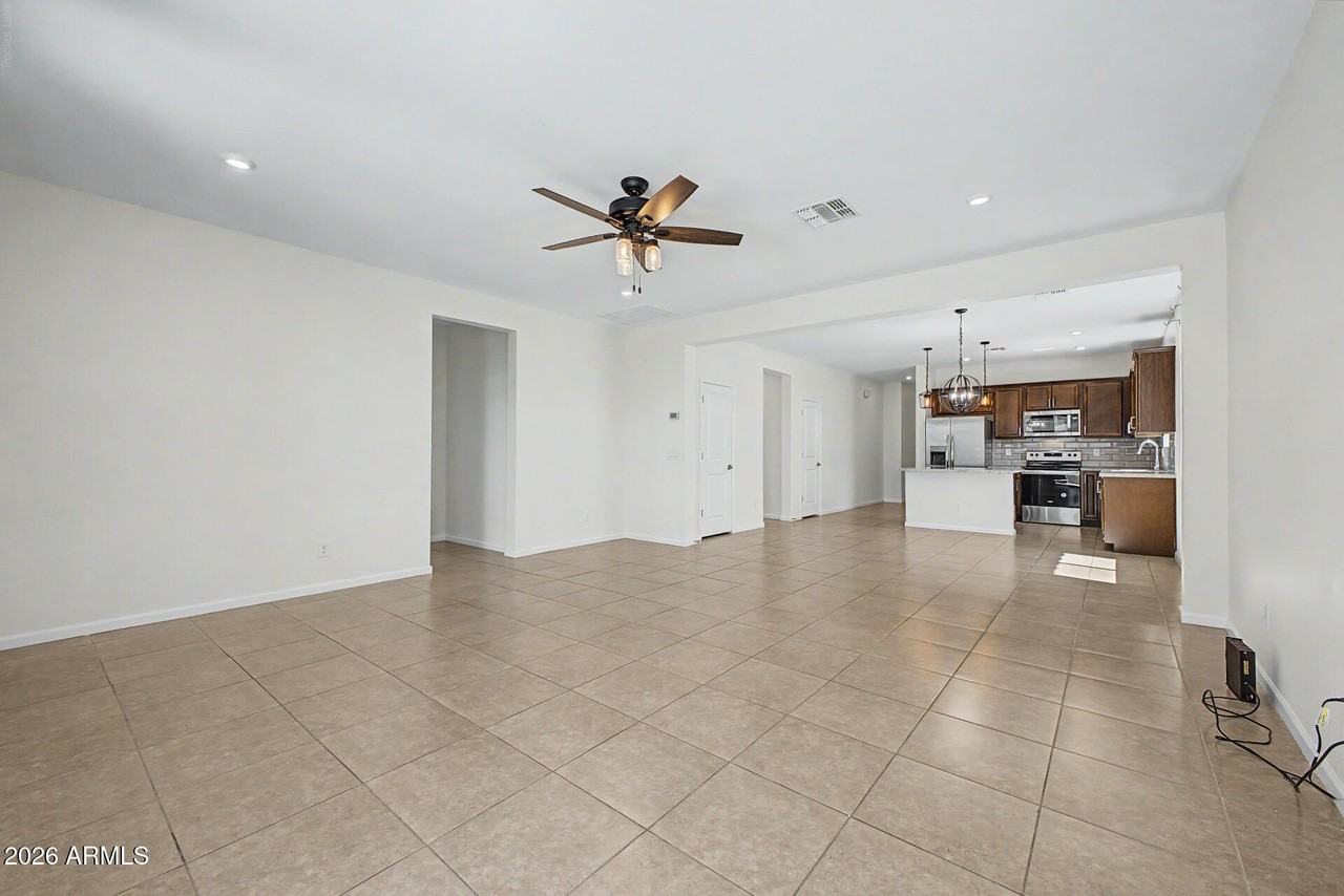 17865 W Daley Ln - Photo 4 of 31
