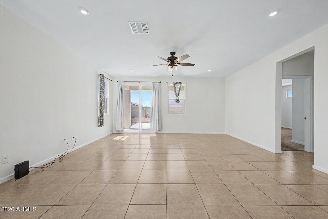 17865 W Daley Ln - Photo 6 of 31