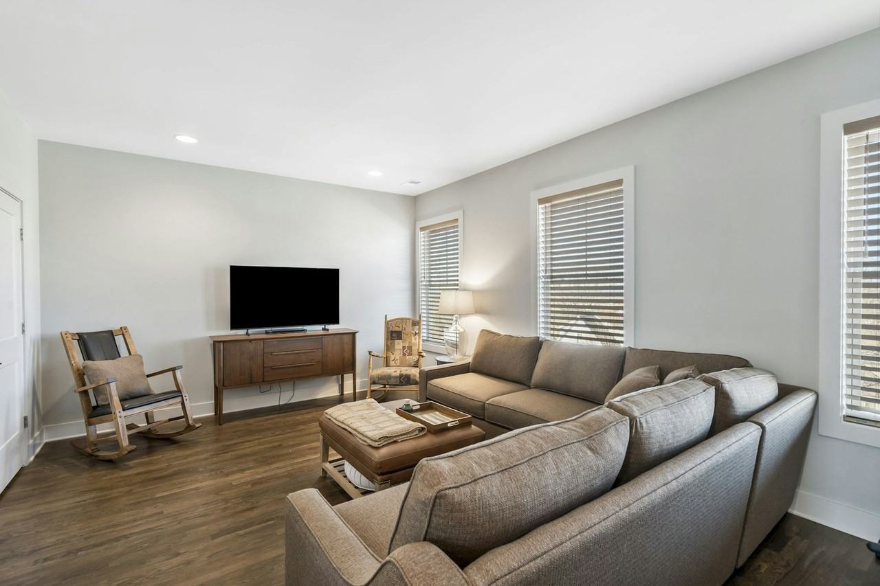 2318 Batavia Street - Photo 4 of 37