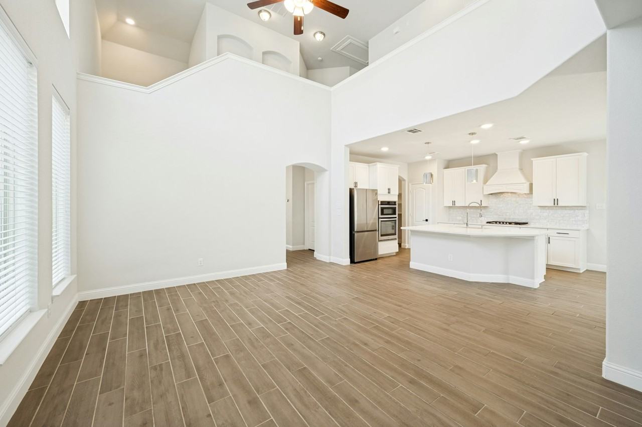 2125 Olivereta Dr - Photo 2 of 25