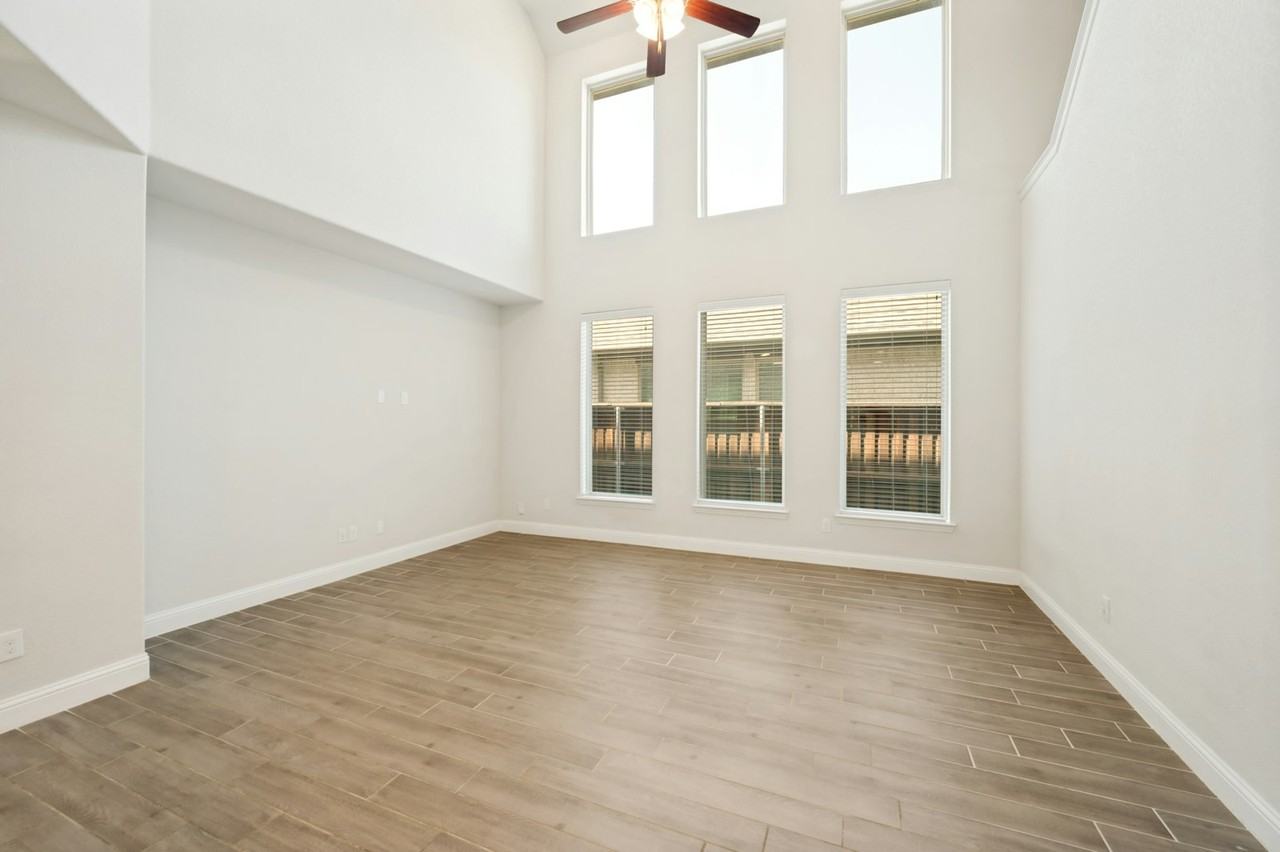 2125 Olivereta Dr - Photo 3 of 25