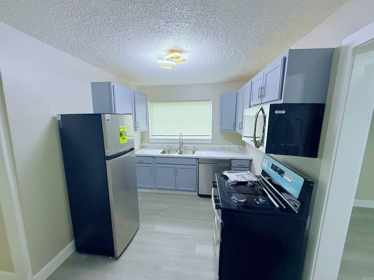 4301 W 17th St - Photo 3 of 6