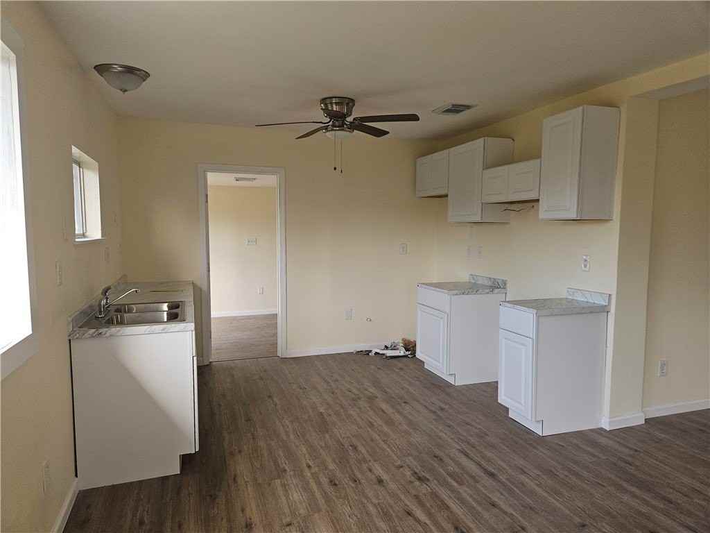 949 Stone St - Photo 2 of 14