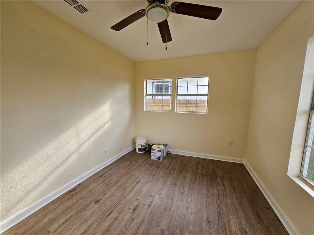 949 Stone St - Photo 5 of 14