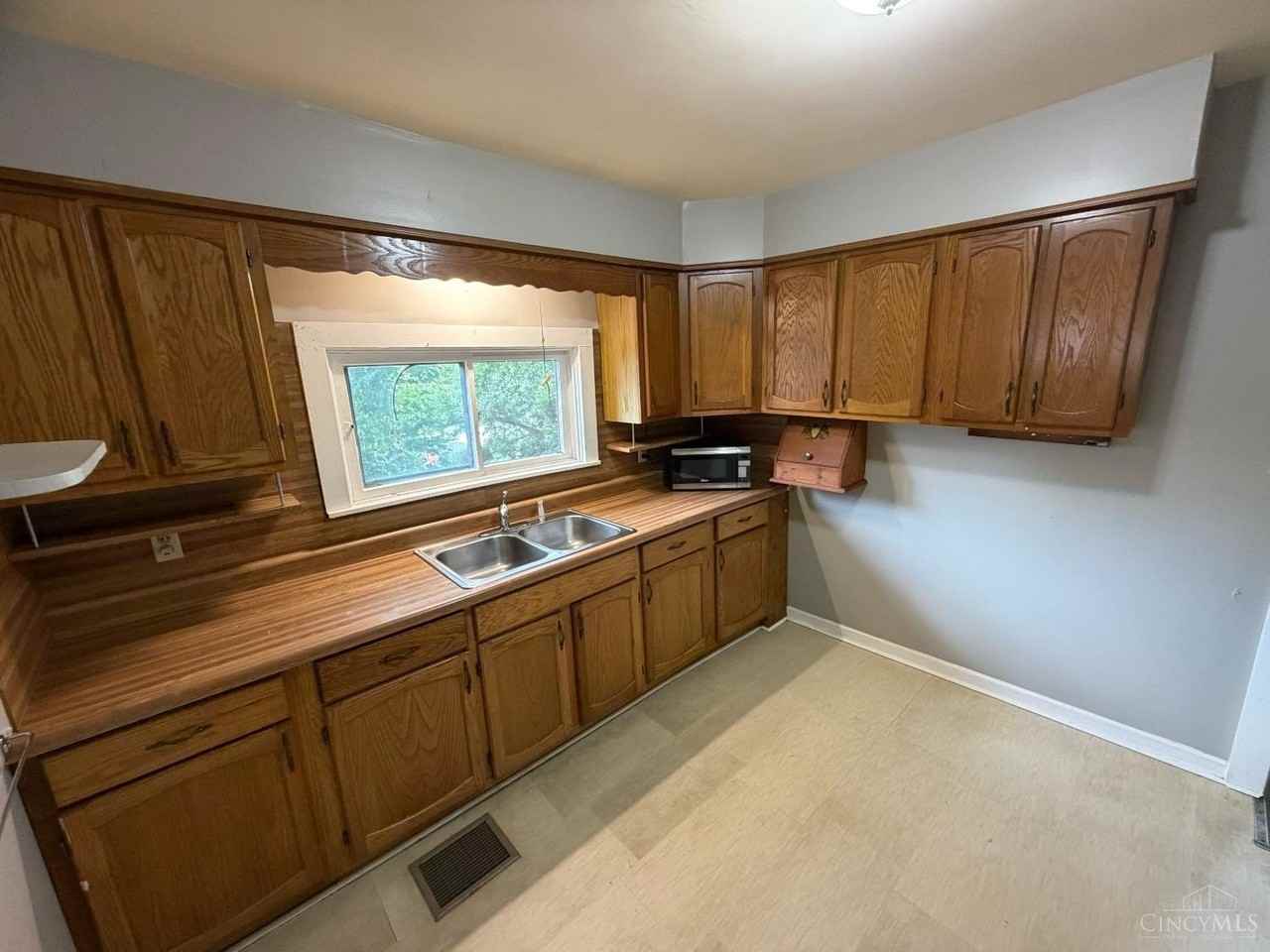 6308 Bedford St - Photo 4 of 9