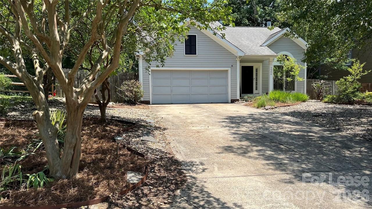 7506 Batavia Ln - Photo 2 of 20