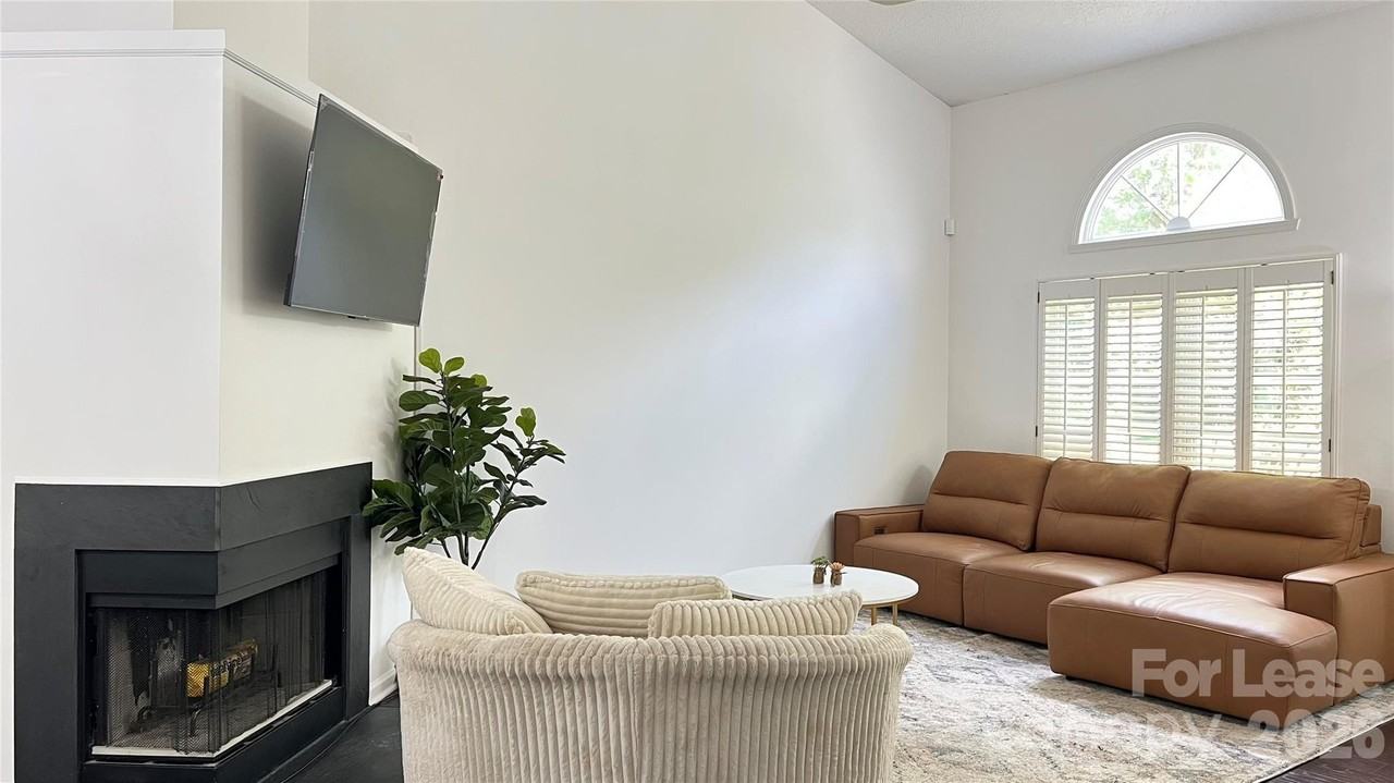 7506 Batavia Ln - Photo 4 of 20