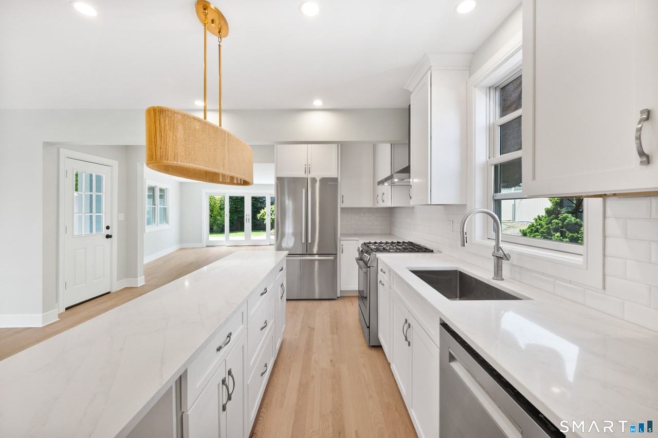 115 E Elm St - Photo 3 of 26