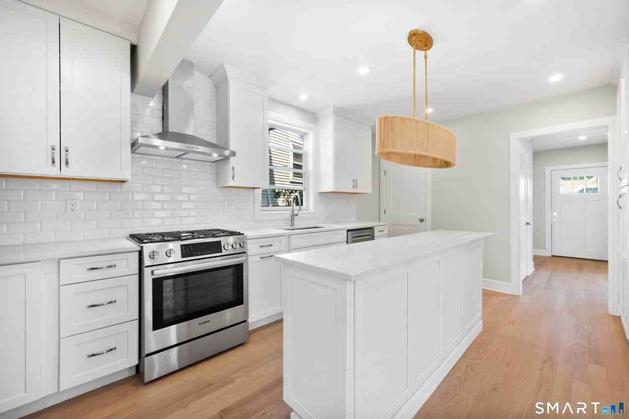 115 E Elm St - Photo 4 of 26
