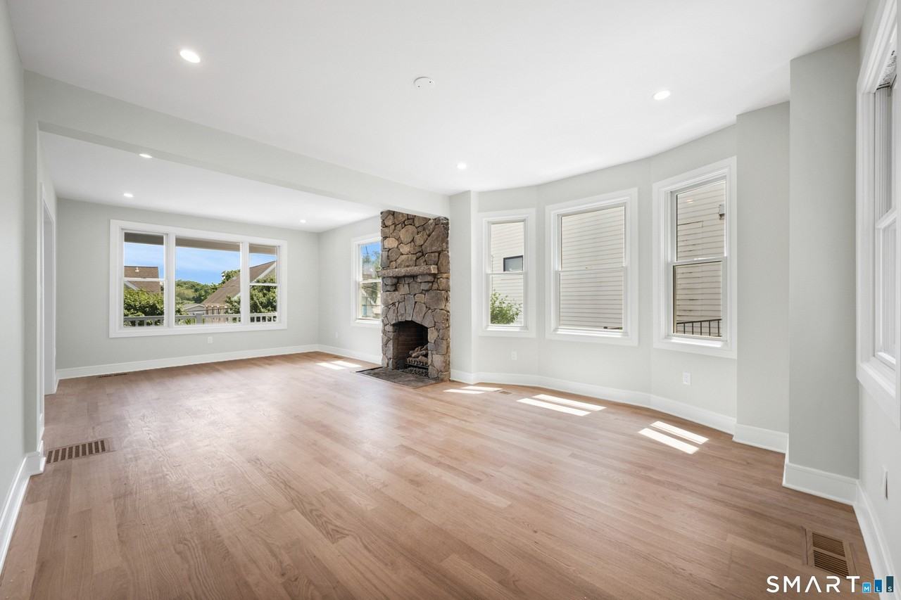 115 E Elm St - Photo 5 of 26