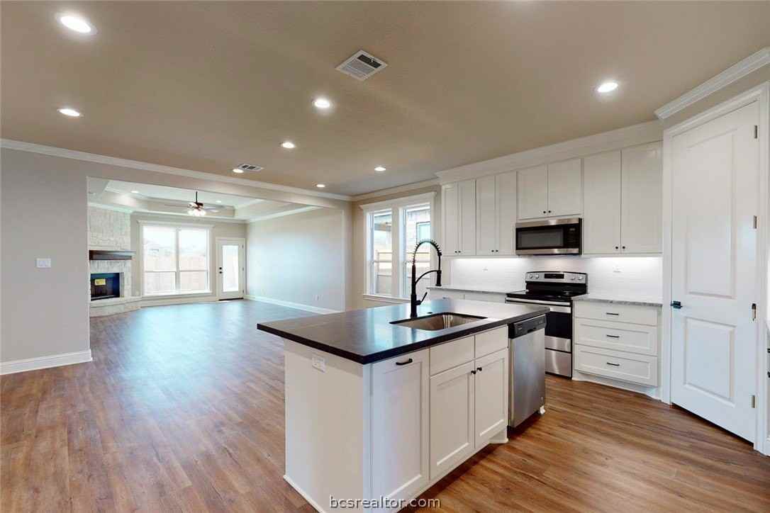 3908 Eskew Dr - Photo 6 of 23