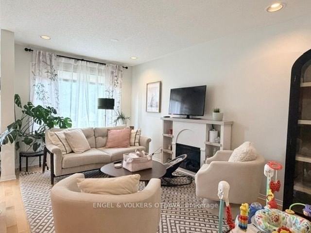 124 Landover Cres - Photo 2 of 41